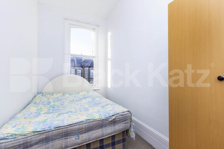 3 bedroom perfect for shares close to a Piccadilly line Sydney Road, Turnpike Lane 